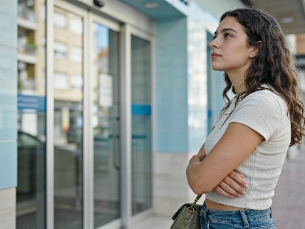 Una joven deja su trabajo tras un día por el horario