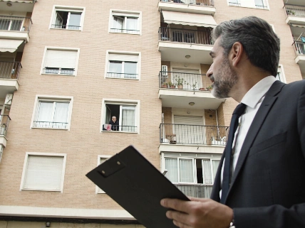 Blackstone se queda con la mayor gestión pública de vivienda pese al rechazo político Español.News