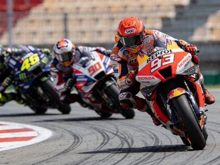 Marc Márquez lidera tras la caída de Bezzecchi en Misano