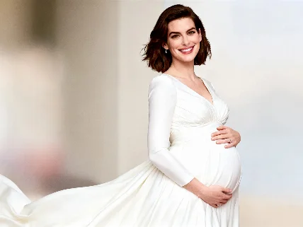 Anne Hathaway confirma su embarazo a los 43 años con un anuncio íntimo