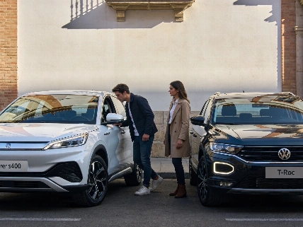 Comparativa del híbrido Ebro s400 y Volkswagen T-Roc: precio, equipamiento, dinámica