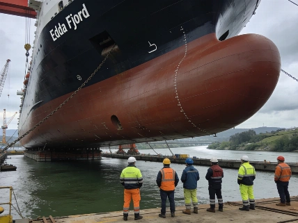 Asturias presencia la botadura del Edda Fjord, un gigante de 120 metros