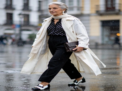 Carmen Lomana impone estilo bajo la lluvia este otoño Español.News