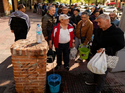 Vecinos de Alcalá de Henares esperan la reanudación del suministro de agua