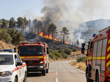 Incendio en Tiana obliga a confinar una urbanización y un albergue