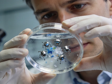 Microrobots logran eliminar microplásticos del agua y suelo Español.News
