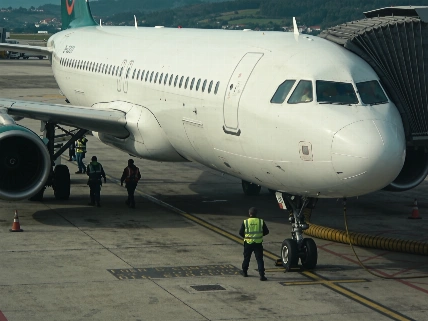 Fly2Galicia lanza vuelos chárter desde Santiago con aviones de FlyYo Español.News