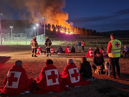 Evacuados y confinados en Cebreros ante el avance del incendio forestal