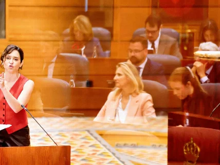 El debate en la Asamblea de Madrid se intensifica por la oposición a la regularización masiva de migrantes
