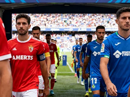 En La Rosaleda se decide el regreso a Primera: alineaciones y cambios clave