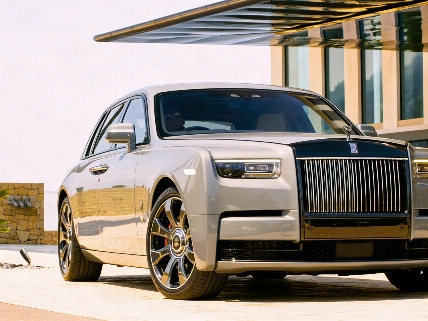 Rolls-Royce apuesta por el V12 mientras retrasa la llegada de sus eléctricos