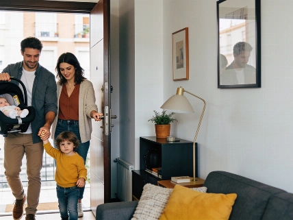 Alejandra Rubio y Carlo Costanzia presentan a su hija Tessa en casa Español.News