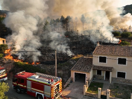 Evacuadas cuatro urbanizaciones en Querol por el avance del incendio de Aiguamúrcia
