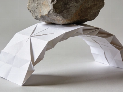 Un patrón de origami desafía el peso y la forma Español.News
