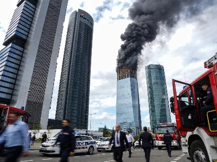 Evacuación urgente en la Torre Moeve tras incendio en una planta alta