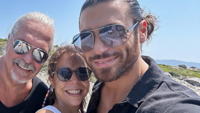 La discreta relación de Can Yaman con sus padres tras años de distancia Español.News
