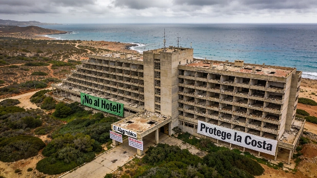 Carboneras anula la licencia del hotel de El Algarrobico tras orden judicial Español.News