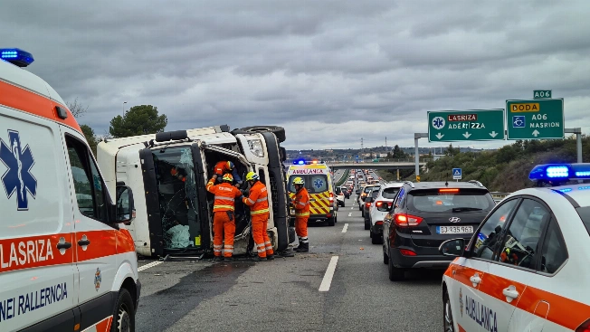 Grave accidente de camión provoca retenciones en la A-6 en Las Rozas Español.News