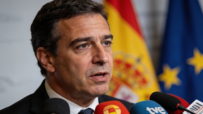Albares pide a Feijóo rechazar el artículo de Rajoy sobre Francia Español.News