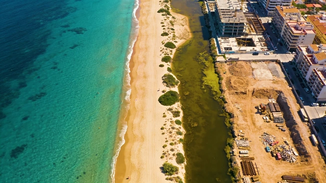 Dos playas emblemáticas de Granada reciben la Bandera Negra Español.News