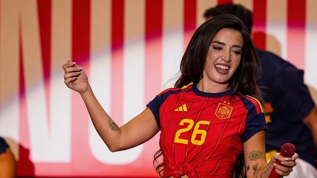 Lola Índigo interrumpe su concierto en Barcelona por un susto de salud Español.News