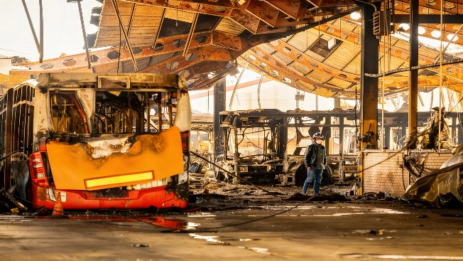 Benidorm se ve envuelta en humo tras un incendio junto a la avenida Comunidad Valenciana Español.News