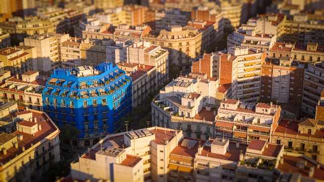 Barcelona detecta concentración récord de pisos turísticos en el Eixample Español.News