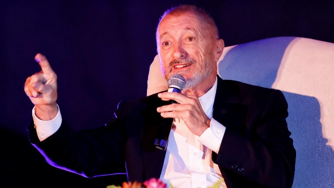 La opinión de Pérez Reverte sobre la guerra revela una brecha preocupante en la sociedad española Español.News