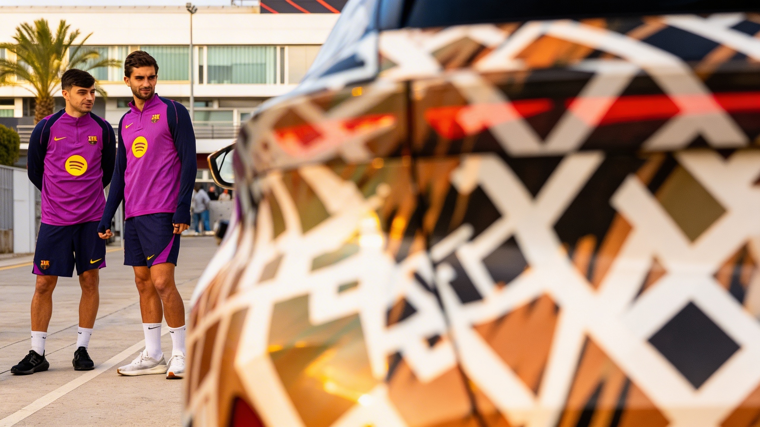 Sorprendente: los jugadores del Barcelona prueban el nuevo coche eléctrico de 26.000 euros Español.News