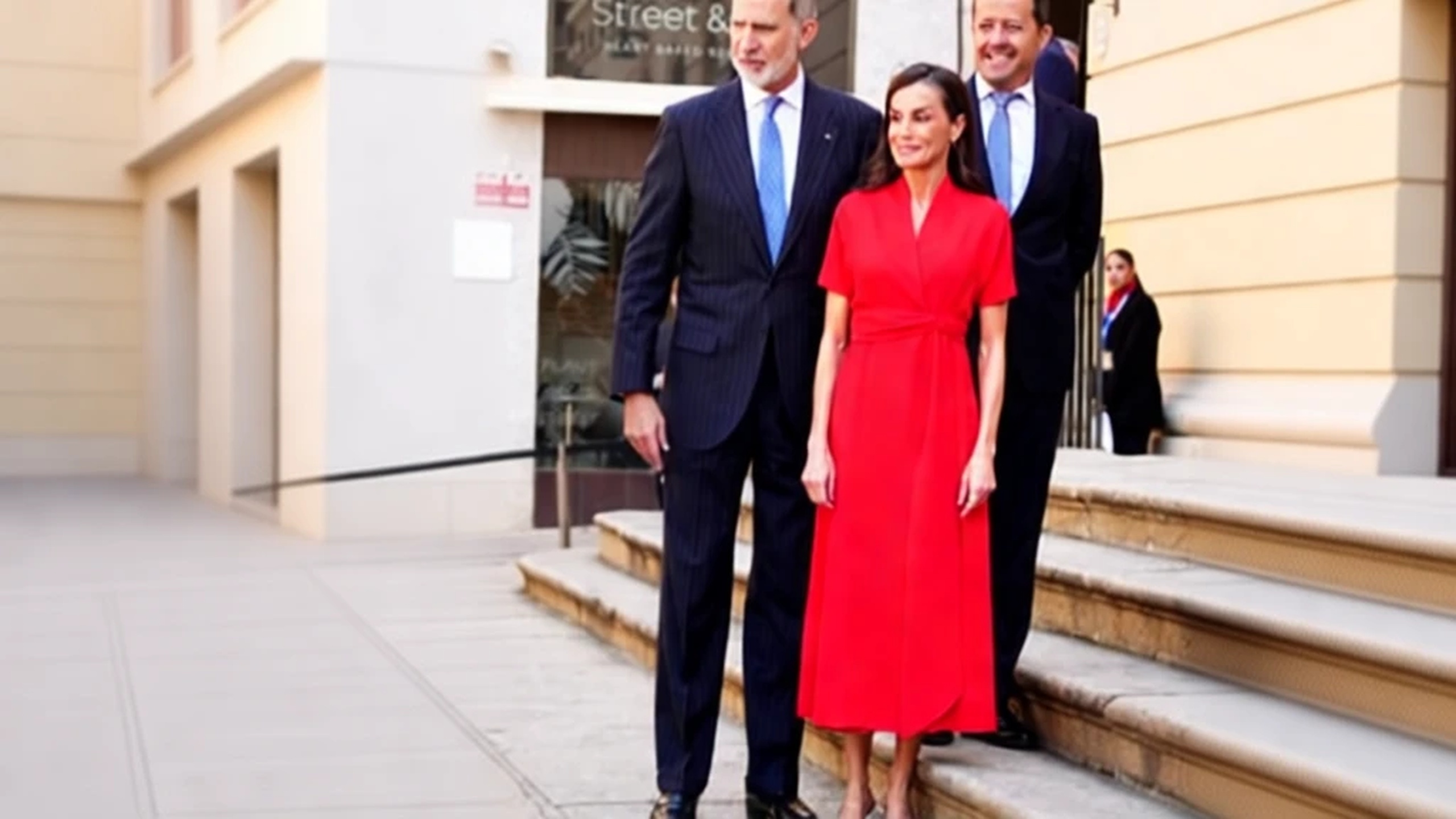 El rey Felipe y la reina Letizia sorprenden a los asistentes en una ceremonia en Toledo Español.News
