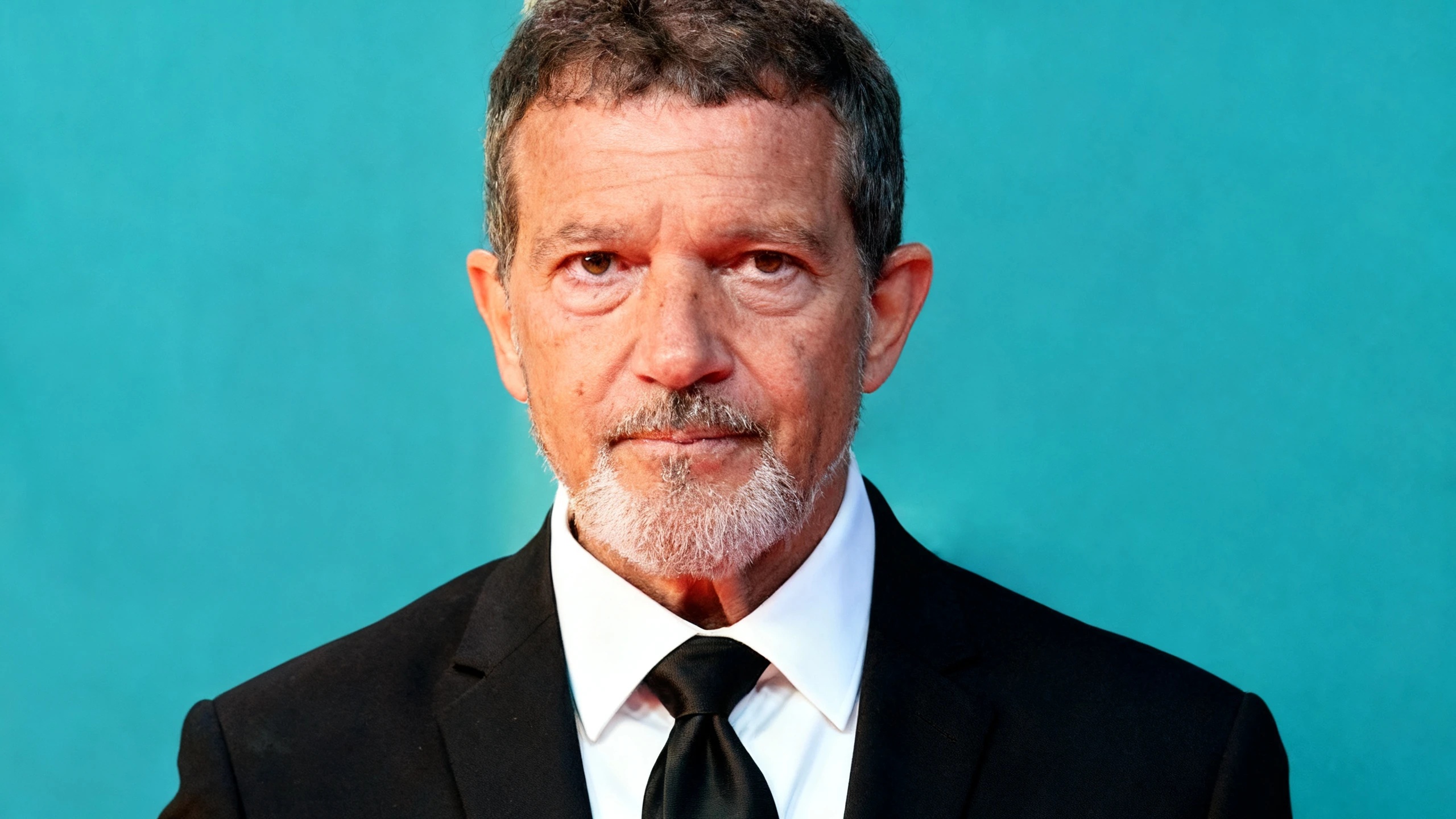 Antonio Banderas desmiente públicamente los rumores sobre problemas financieros del Teatro del Soho Español.News