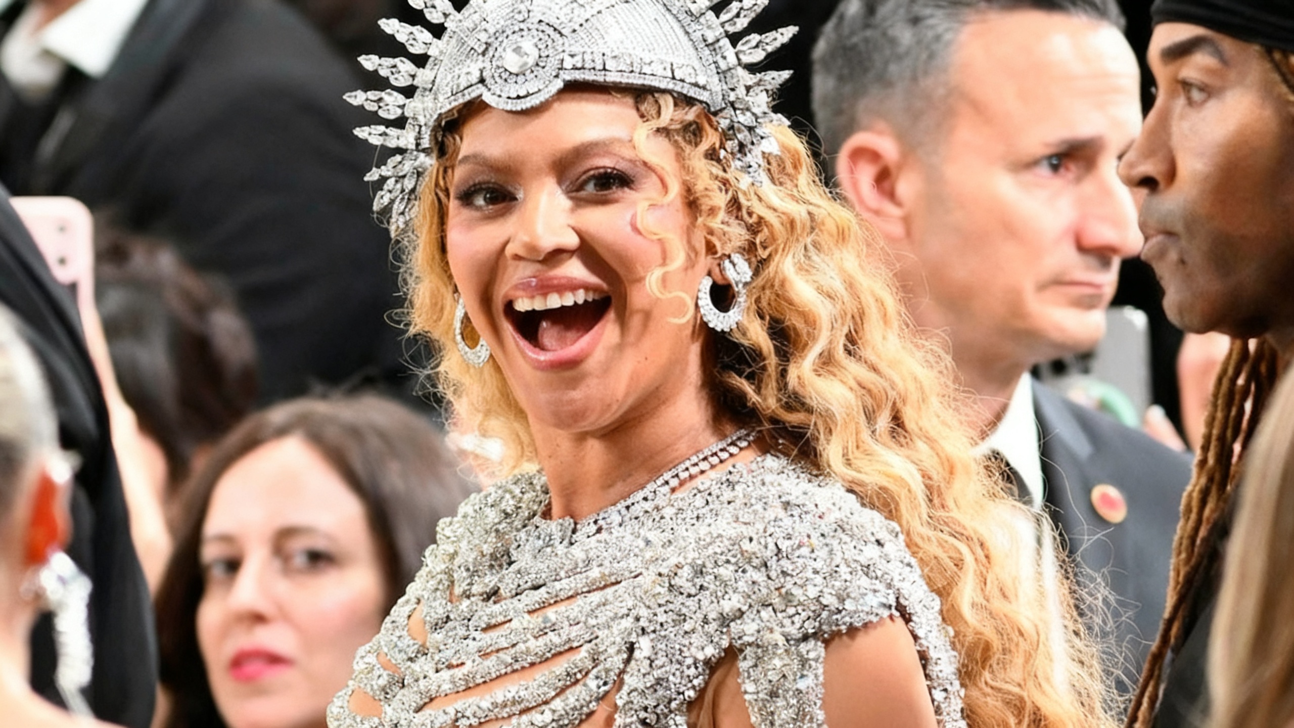 Blue Ivy debuta en la Met Gala junto a Beyoncé: las fotos del evento familiar son tema de conversación Español.News