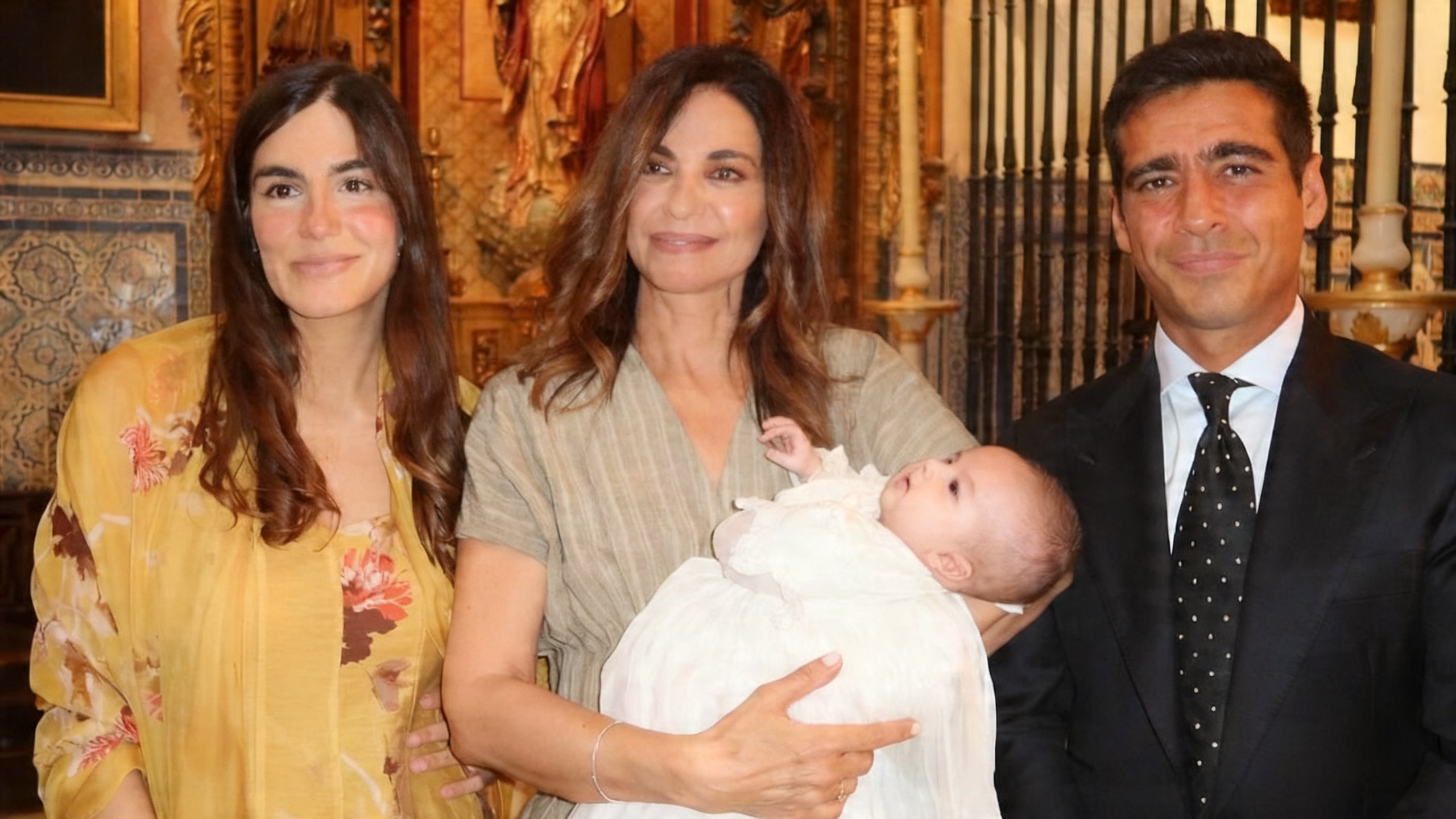 Blanca Llandres eligió un vestido de la colección de Lourdes Montes para el bautizo de su hijo Español.News