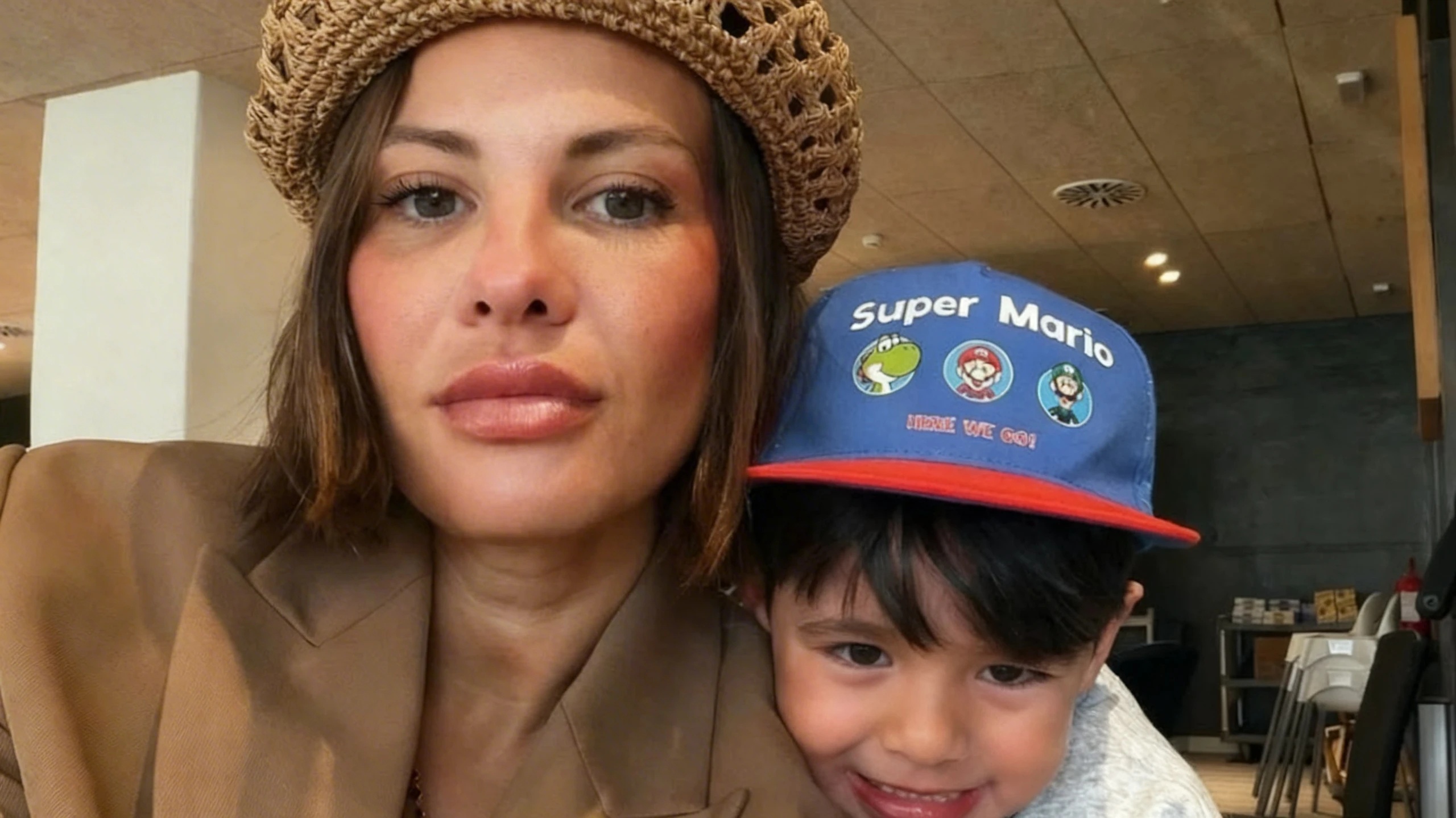 Jessica Bueno cuenta por qué viajó sola con sus tres hijos Español.News