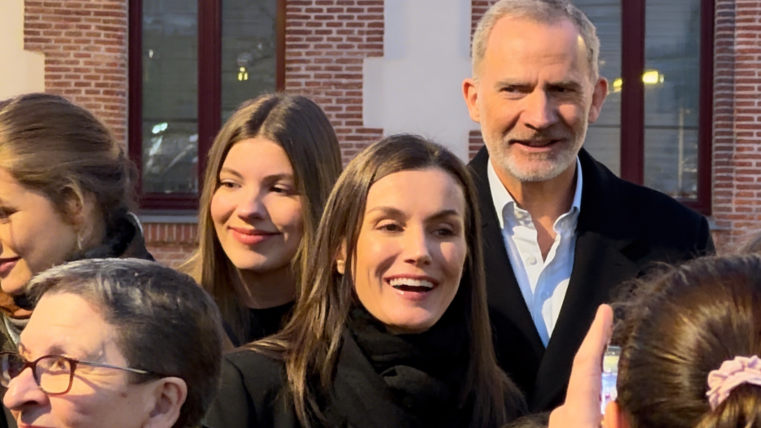 Felipe VI y Letizia participaron junto a sus hijas en el desfile de Madrid entre ciudadanos Español.News