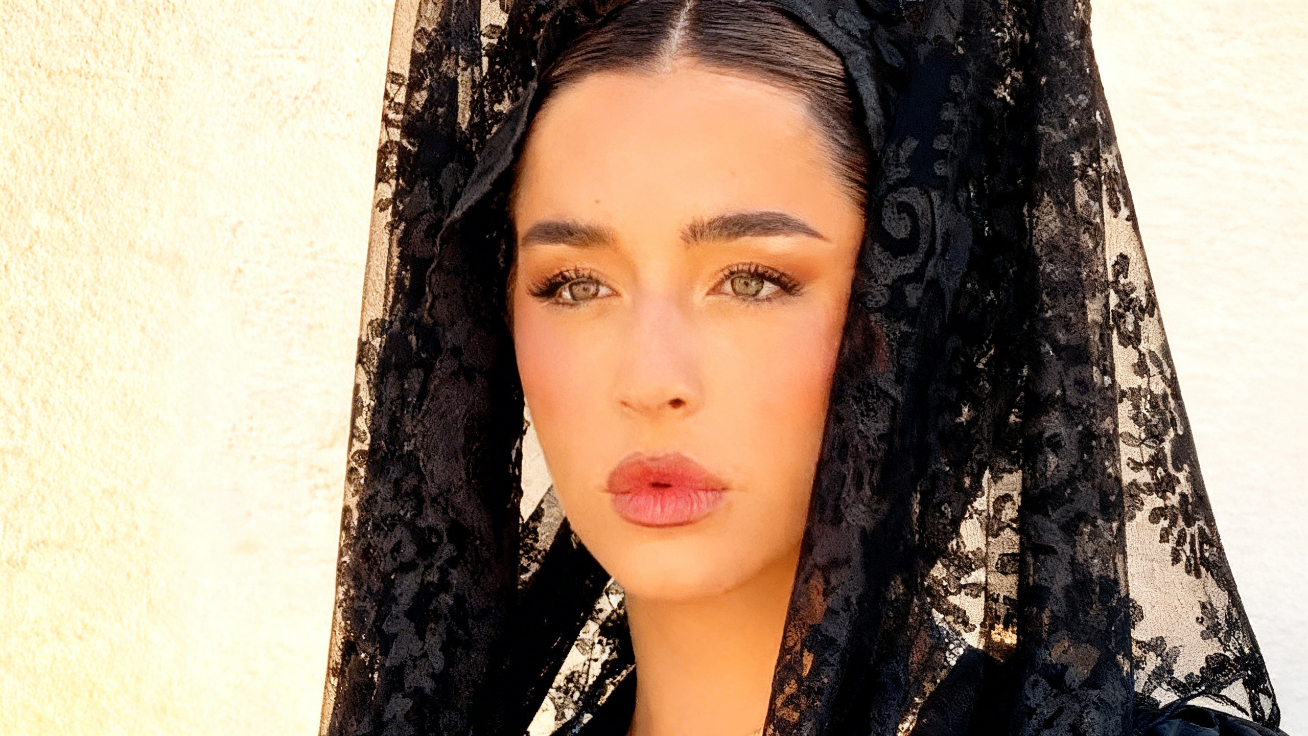 Cantante granadina sorprende al participar en Semana Santa con atuendo tradicional Español.News