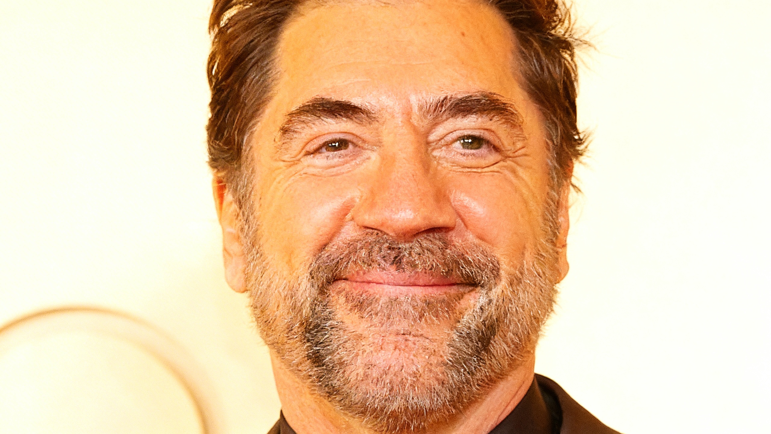 Javier Bardem lleva una foto de su madre y pines especiales en la alfombra de los Oscar 2026 Español.News