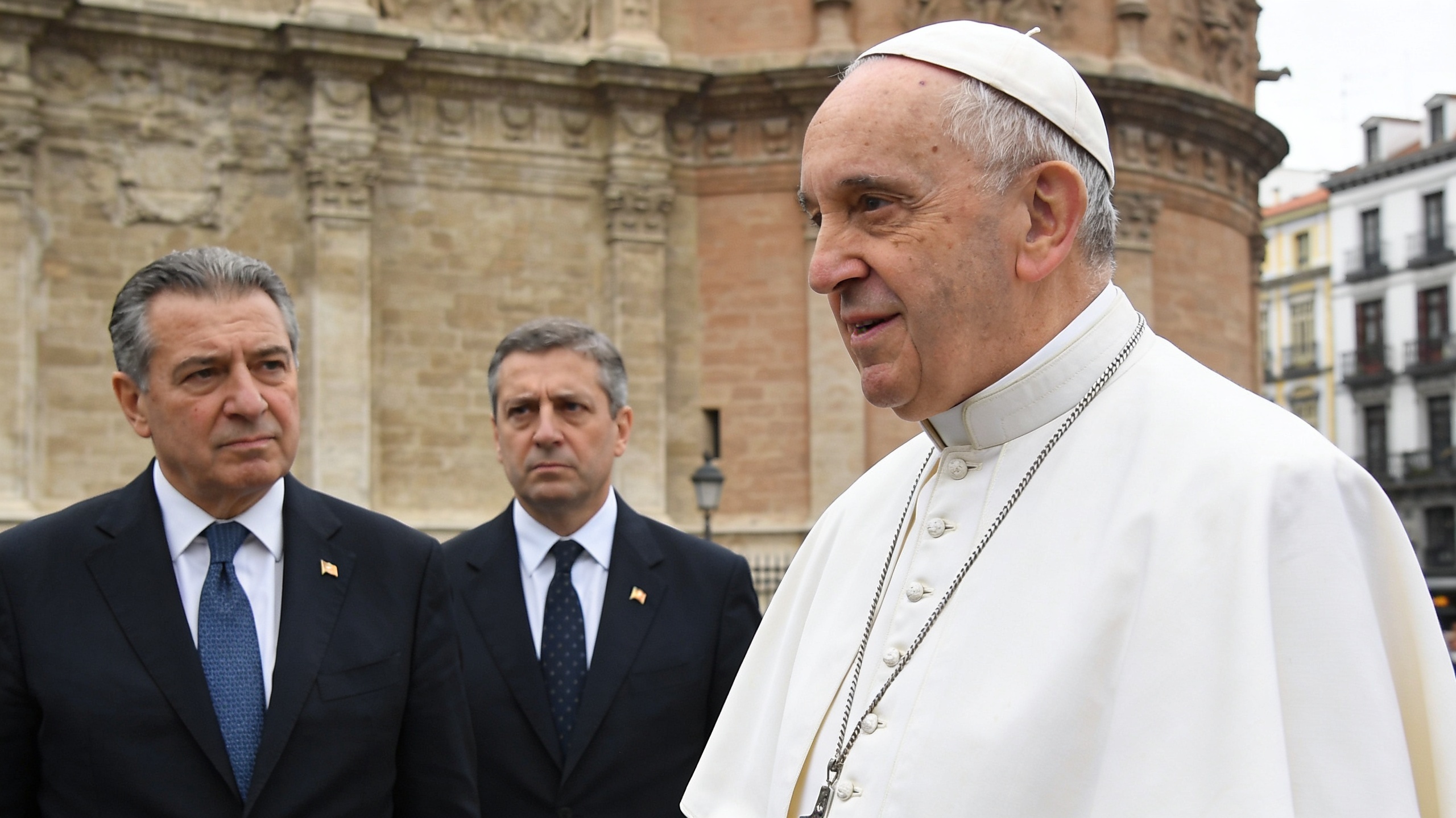 En Cataluña, el Papa concluyó su discurso con una inusual versión del himno de La Moreneta Español.News