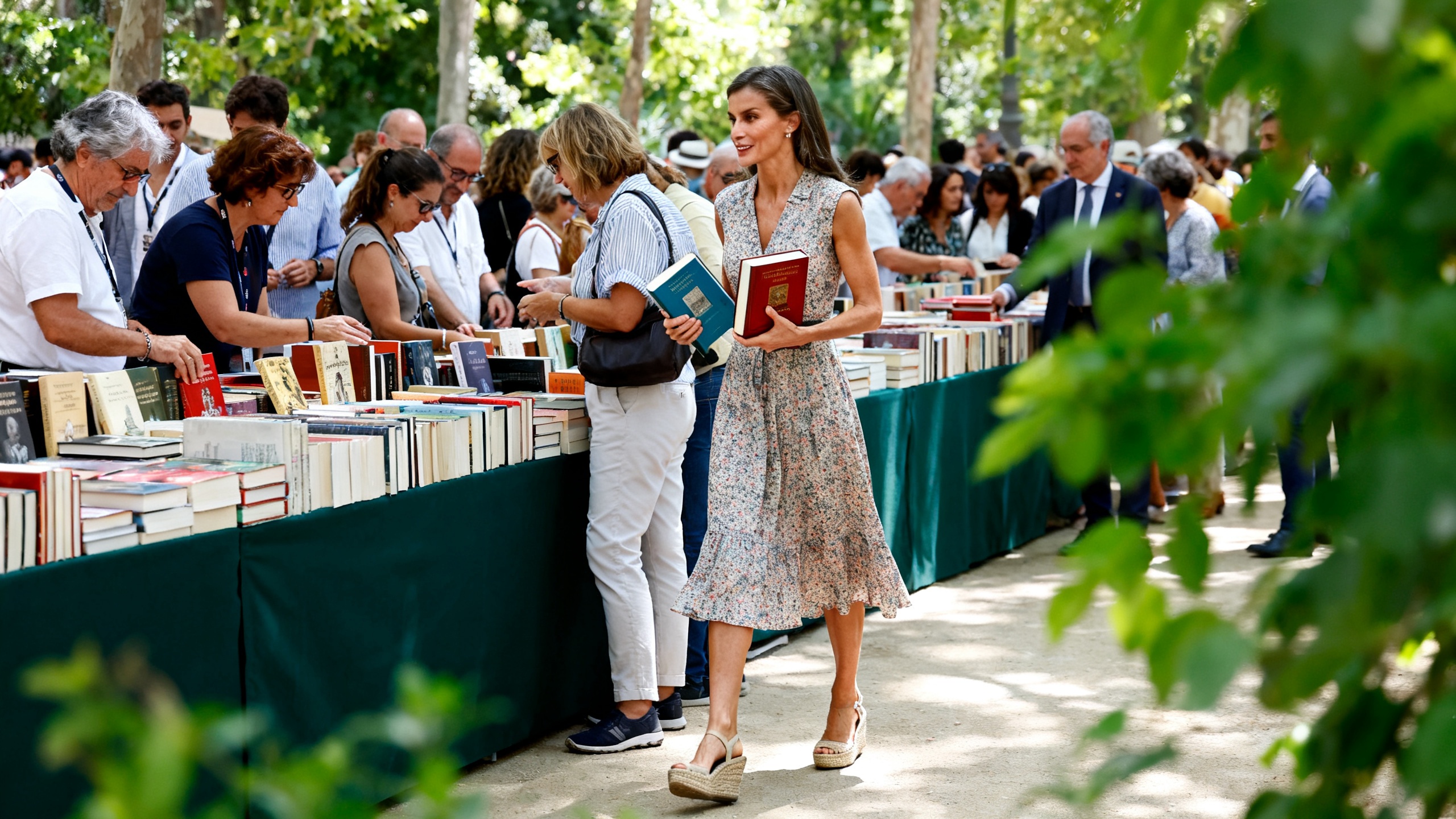Comienza en Madrid la 85ª Feria del Libro: la reina rompe el protocolo y conversa con los participantes Español.News