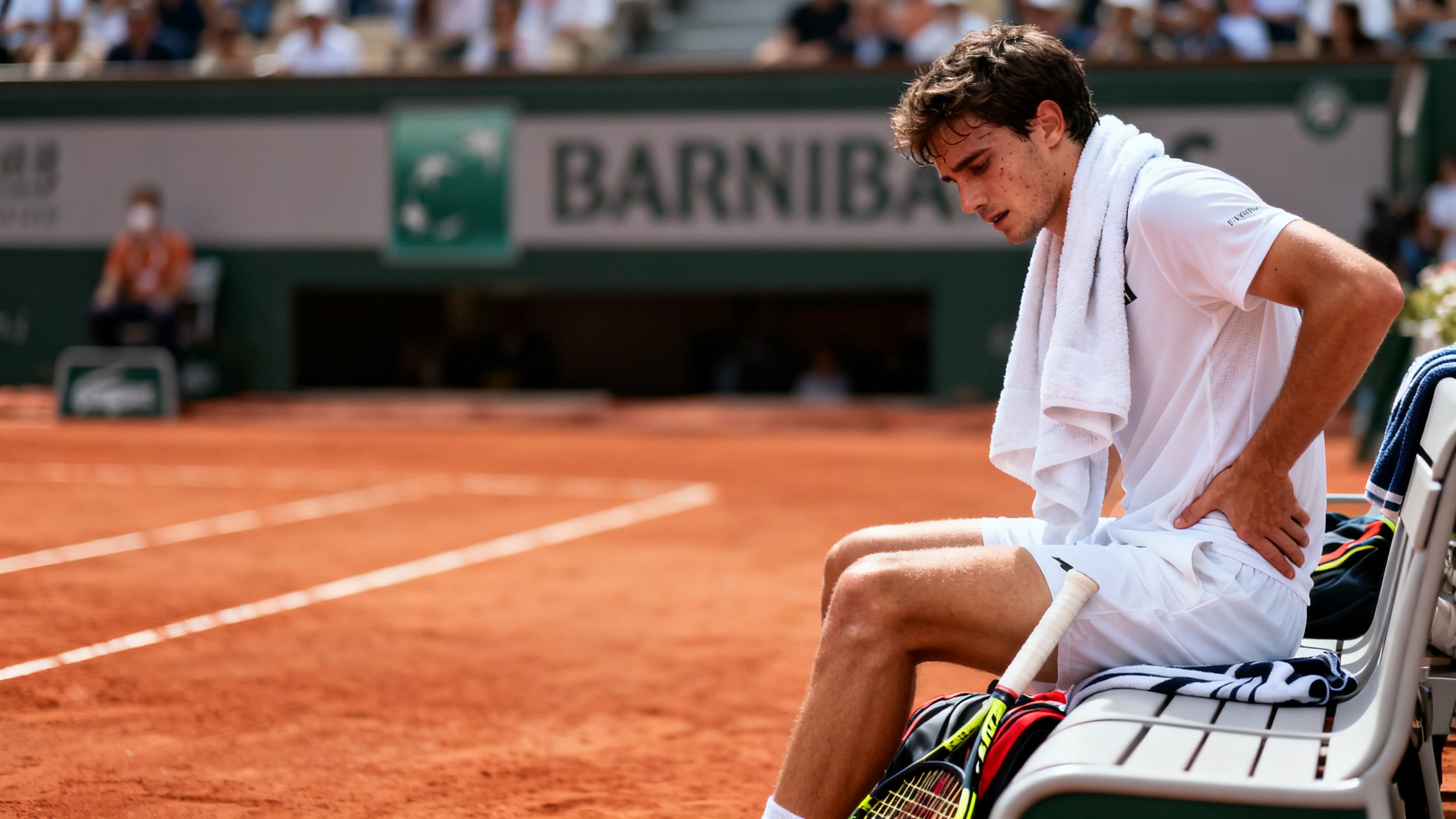 El favorito del torneo cae en cinco sets por el calor y una lesión Español.News