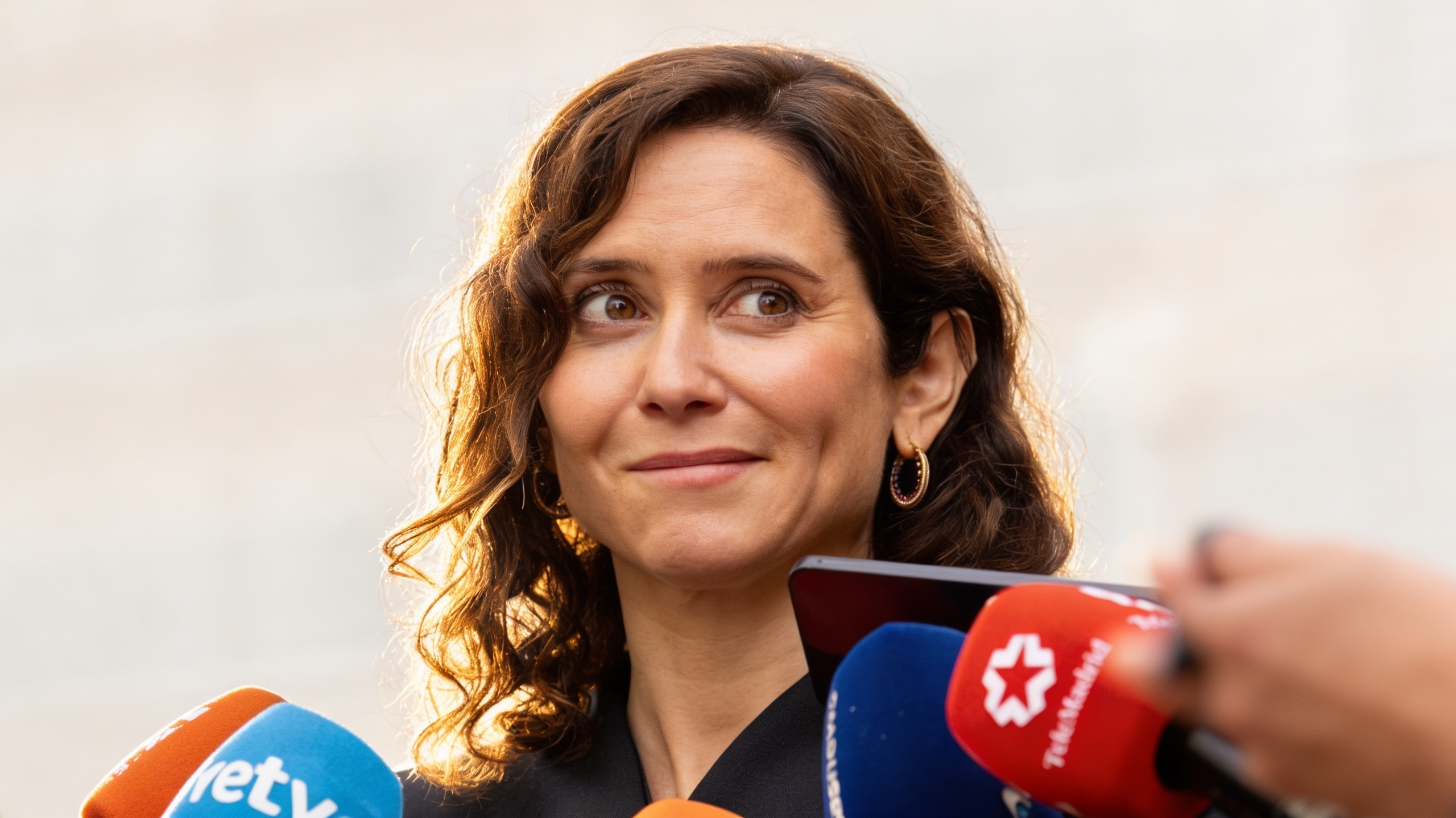 Las autoridades de Madrid exigen la suspensión del nuevo decreto sobre la regularización de 500.000 extranjeros Español.News