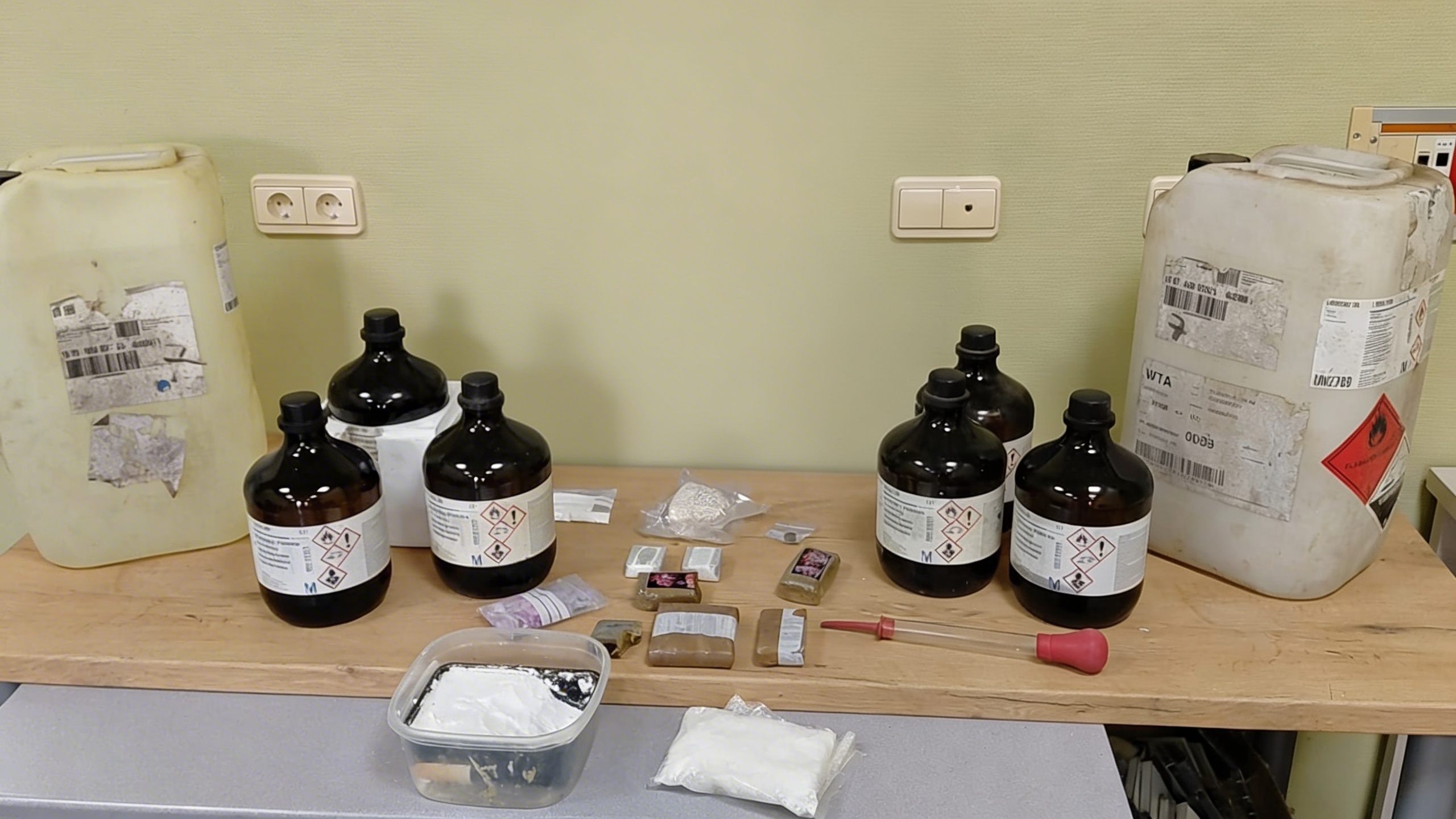 Tribunal dicta sentencia por el hallazgo de un gran almacén de sustancias peligrosas Español.News