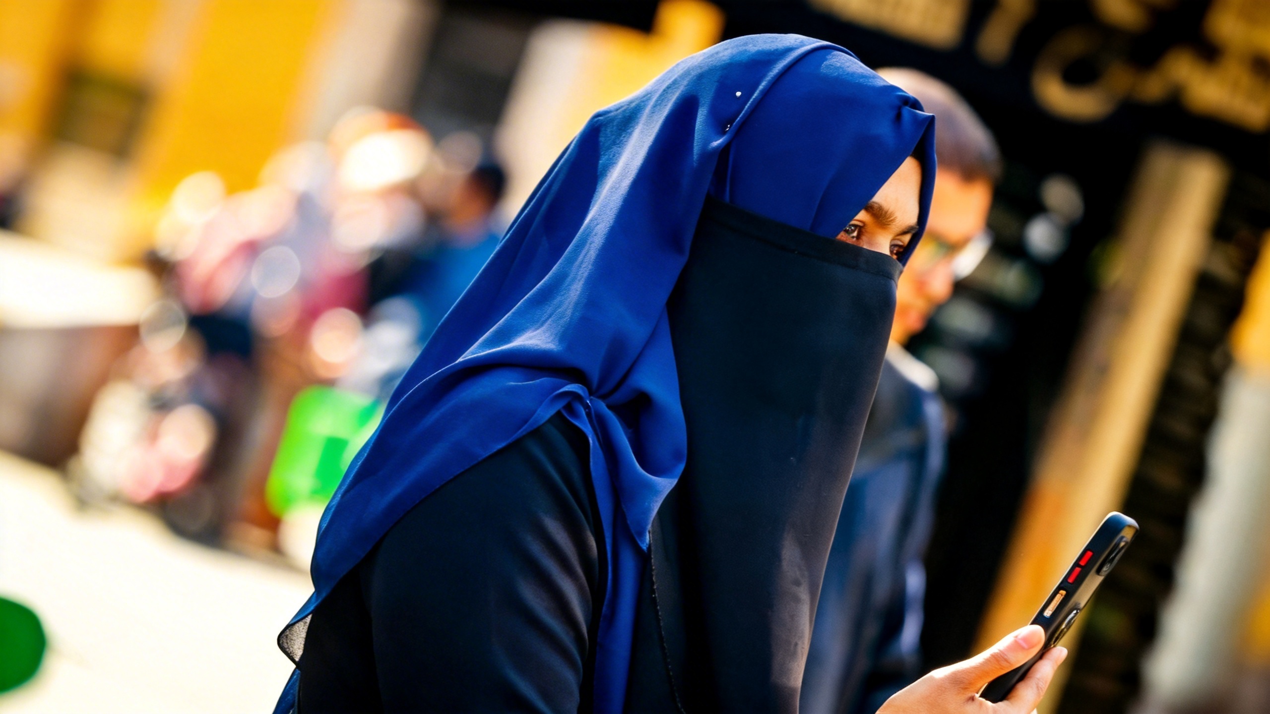 Debaten posibles límites al uso de vestimenta religiosa en Sevilla Español.News