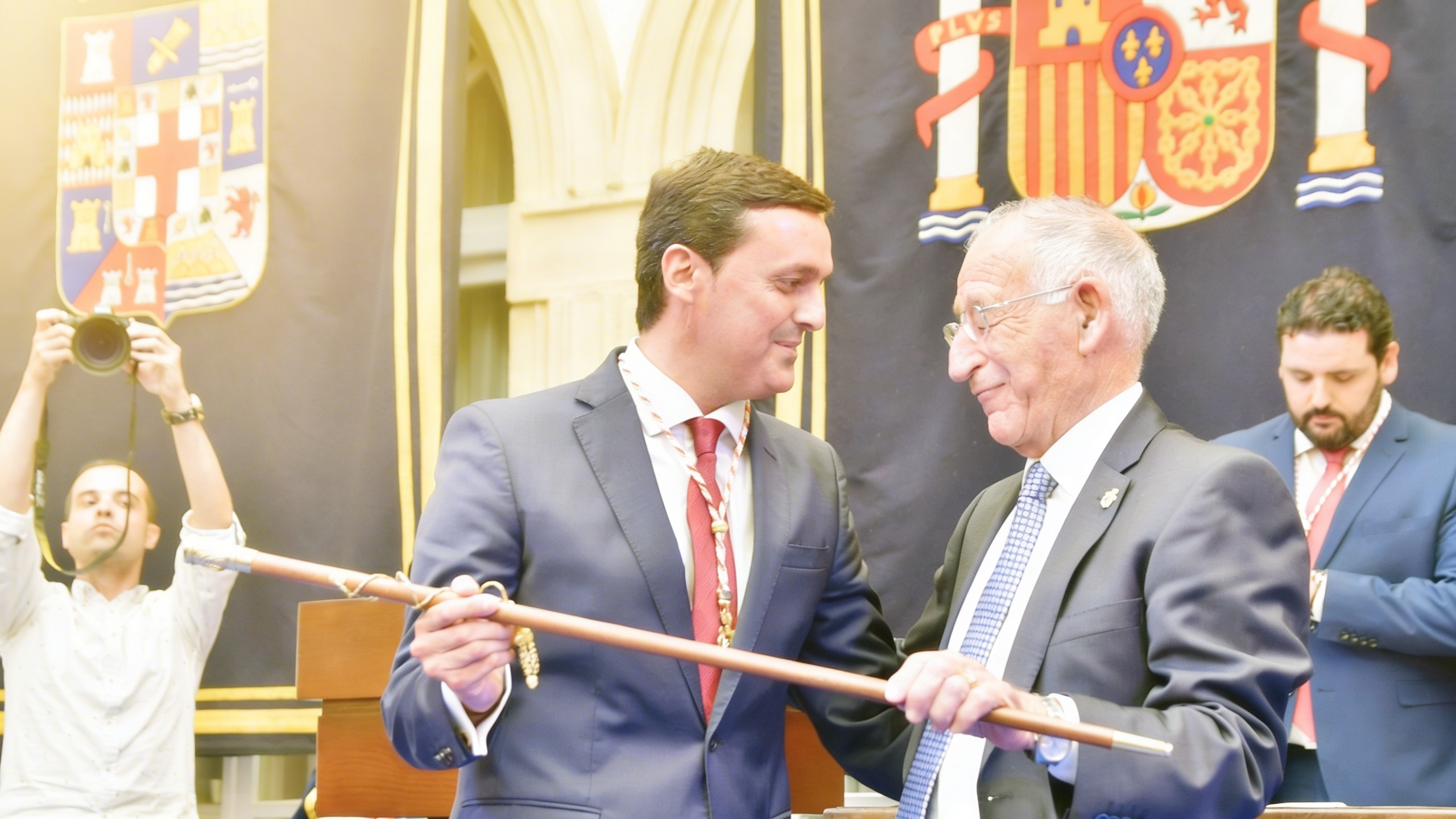 Investigan las transacciones bancarias de la familia de un político de Almería Español.News