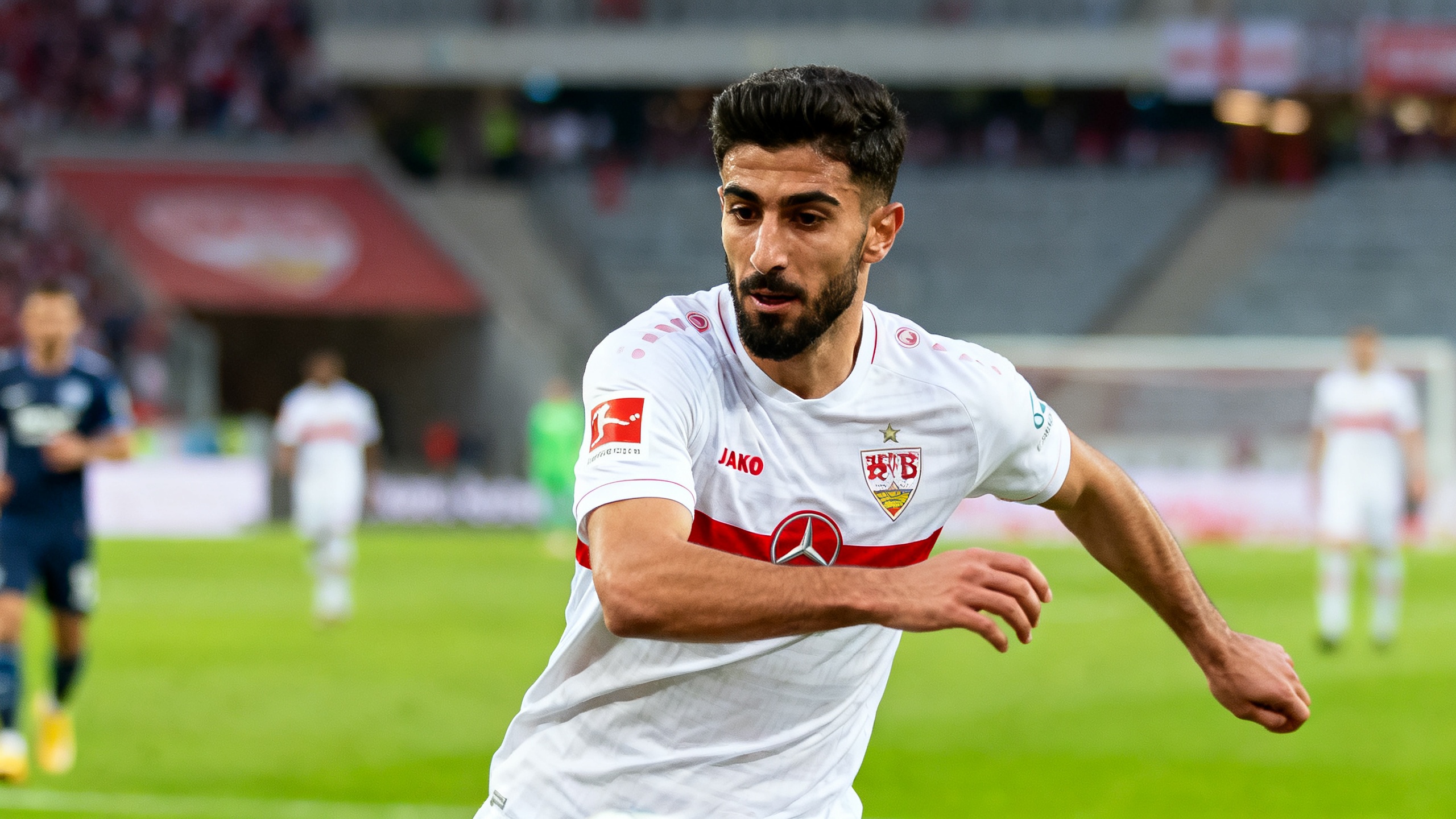 El delantero del VfB Stuttgart, de origen kurdo-yezidí y procedente de Turquía, en el centro de la atención Español.News