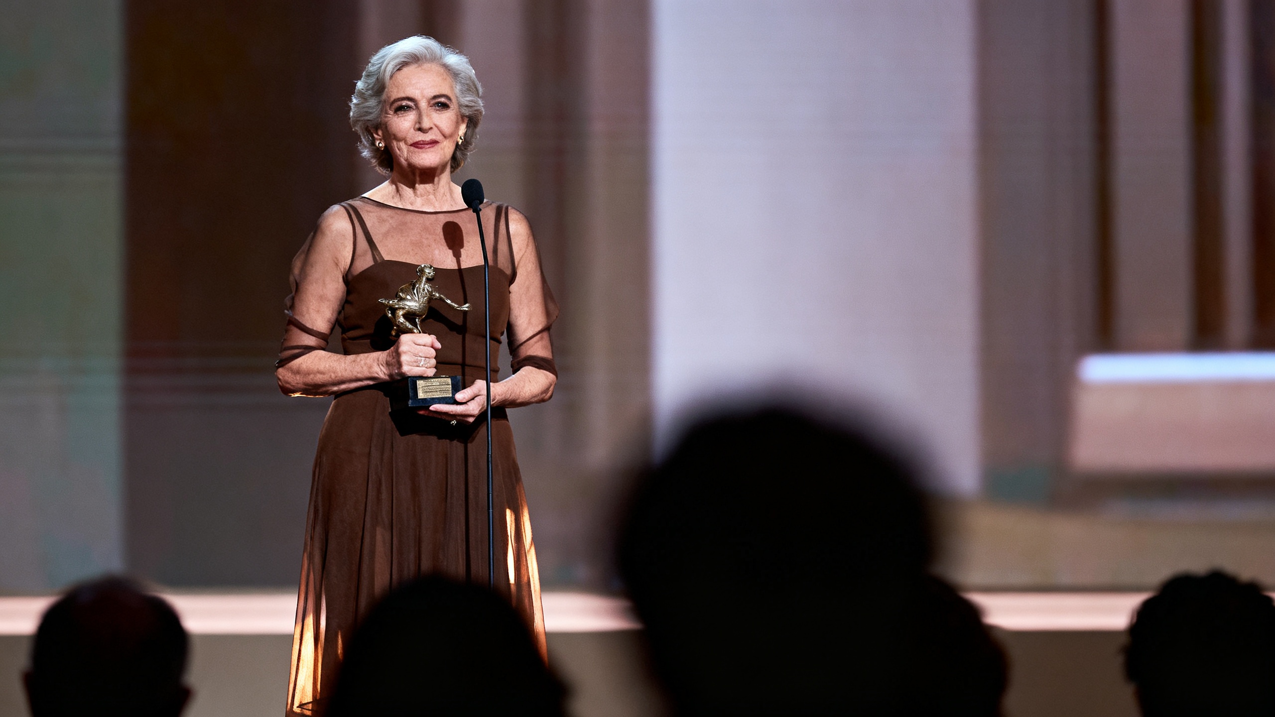 Premio a la trayectoria y sorprendente look de la presentadora en los Influencers Awards en la capital Español.News